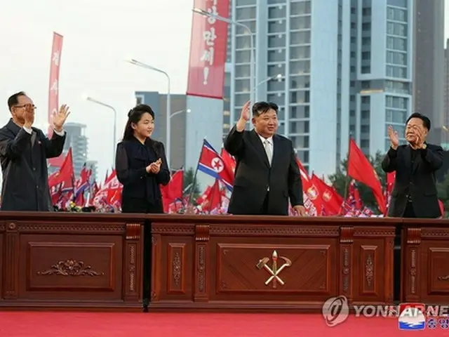 手を挙げてあいさつする金正恩氏（中央右）とジュエ氏（同左）＝（朝鮮中央通信＝聯合ニュース）≪転載・転用禁止≫