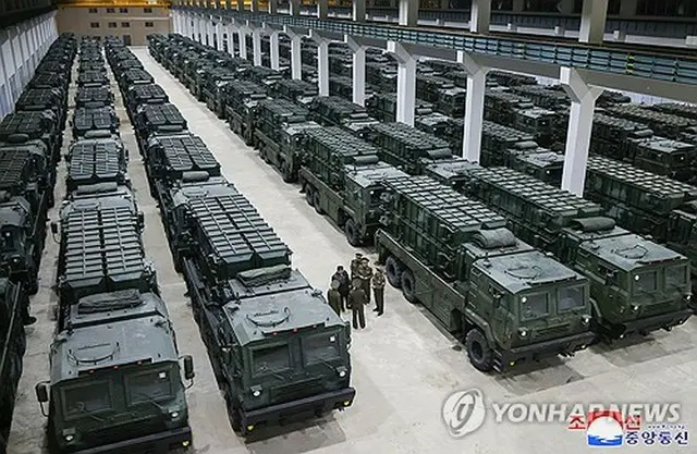 朝鮮中央通信は１５日、金正恩氏が１４日に戦術ミサイル兵器システムの生産現場を視察したと報じた＝（朝鮮中央通信＝聯合ニュース）≪転載・転用禁止≫