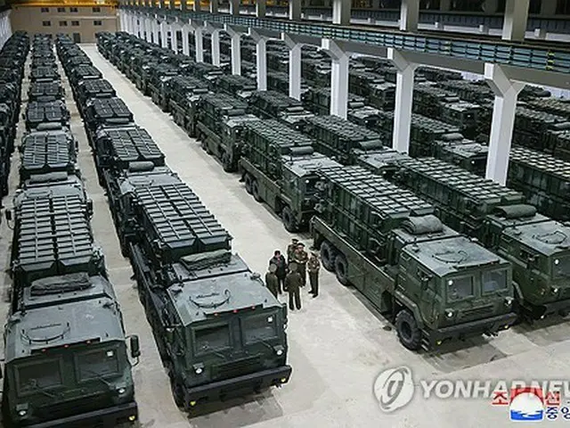 朝鮮中央通信は１５日、金正恩氏が１４日に戦術ミサイル兵器システムの生産現場を視察したと報じた＝（朝鮮中央通信＝聯合ニュース）≪転載・転用禁止≫