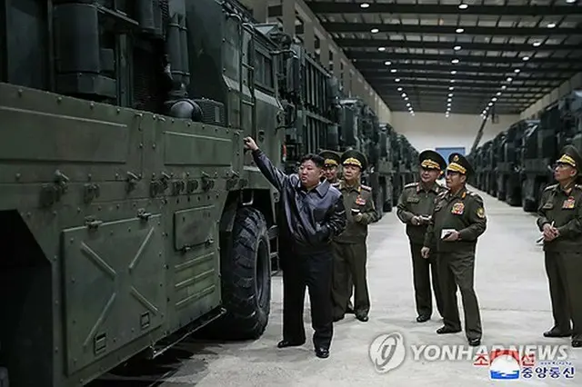 朝鮮中央通信は１５日、金正恩氏が１４日に戦術ミサイル兵器システムの生産現場を視察したと報じた＝（朝鮮中央通信＝聯合ニュース）≪転載・転用禁止≫