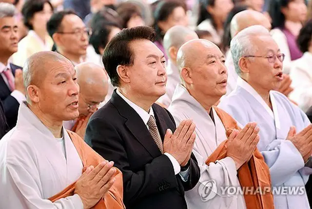 釈迦誕生日の法要に出席した尹大統領（前列左から２人目）＝１５日、ソウル（聯合ニュース）