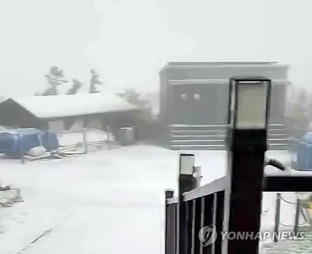 大雪が降った雪岳山（雪岳山国立公園事務所提供）＝（聯合ニュース）≪転載・転用禁止≫