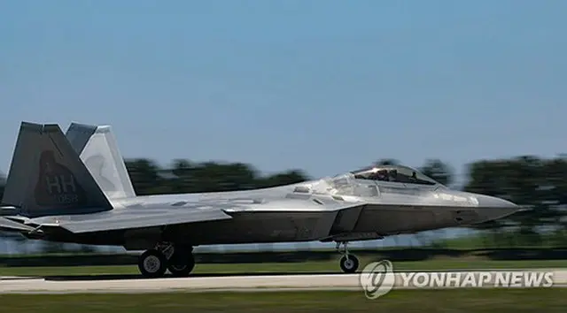 群山の空軍基地に着陸したＦ２２（ＤＶＩＤＳ提供）＝（聯合ニュース）≪転載・転用禁止≫