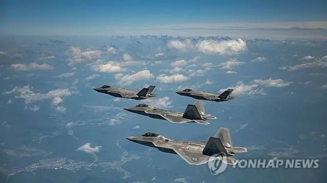 合同訓練を行う韓国空軍のＦ３５Ａ戦闘機と米空軍のＦ２２（韓国空軍提供）＝（聯合ニュース）≪転載・転用禁止≫