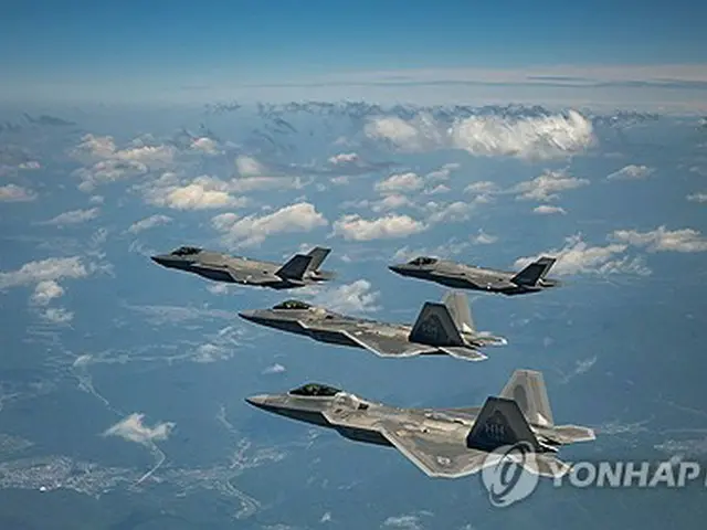 合同訓練を行う韓国空軍のＦ３５Ａ戦闘機と米空軍のＦ２２（韓国空軍提供）＝（聯合ニュース）≪転載・転用禁止≫