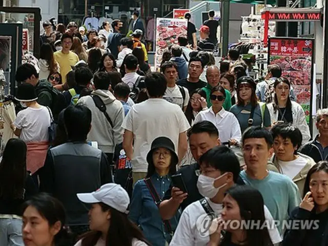 訪韓観光客でにぎわうソウルの繁華街・明洞＝（聯合ニュース）