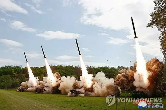 北朝鮮の朝鮮中央通信は、核による反撃を想定し超大型放射砲を発射する訓練を４月２２日に実施したと報じた＝（朝鮮中央通信＝聯合ニュース）≪転載・転用禁止≫