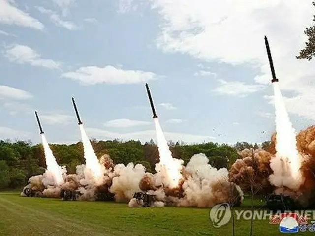 北朝鮮の朝鮮中央通信は、核による反撃を想定し超大型放射砲を発射する訓練を４月２２日に実施したと報じた＝（朝鮮中央通信＝聯合ニュース）≪転載・転用禁止≫