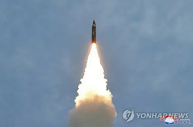 北朝鮮の朝鮮中央通信は４月３日、極超音速弾頭を搭載した固体燃料式の新型中長距離弾道ミサイルの初の発射実験を２日に行い、成功したと報じた＝（朝鮮中央通信＝聯合ニュース）≪転載・転用禁止≫