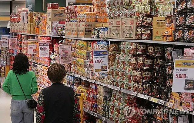 大型スーパーの即席麺売り場＝（聯合ニュース）