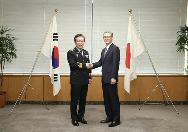 警察庁で握手を交わす韓国の尹熙根警察庁長（左）と露木康浩警察庁長官（韓国警察庁提供）＝２１日、東京（聯合ニュース）≪転載・転用禁止≫