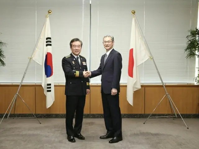 警察庁で握手を交わす韓国の尹熙根警察庁長（左）と露木康浩警察庁長官（韓国警察庁提供）＝２１日、東京（聯合ニュース）≪転載・転用禁止≫