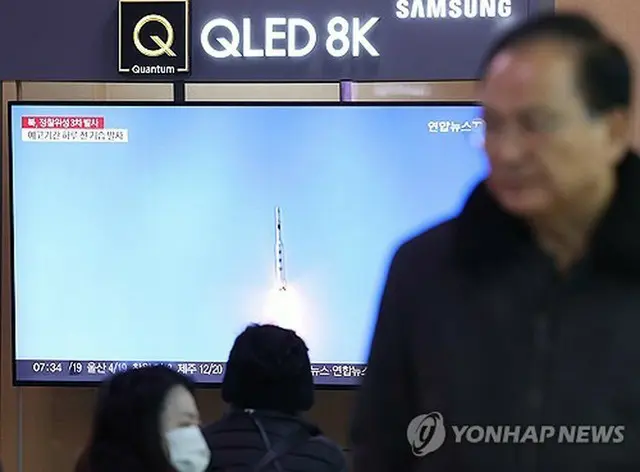 ２０２３年１１月２２日、ソウル駅の待合室で北朝鮮の偵察衛星の打ち上げに関するニュースが流れている＝（聯合ニュース）