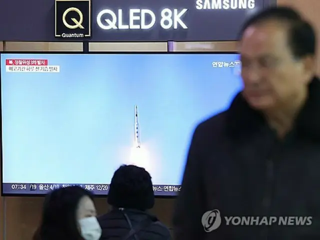 ２０２３年１１月２２日、ソウル駅の待合室で北朝鮮の偵察衛星の打ち上げに関するニュースが流れている＝（聯合ニュース）