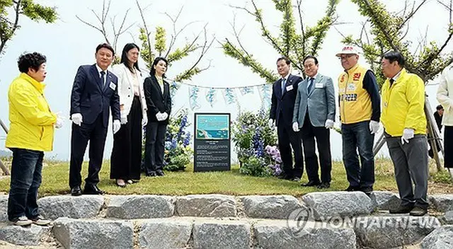 北朝鮮に拉致された５人の帰還を祈願する碑の除幕式＝２４日、群山（聯合ニュース）