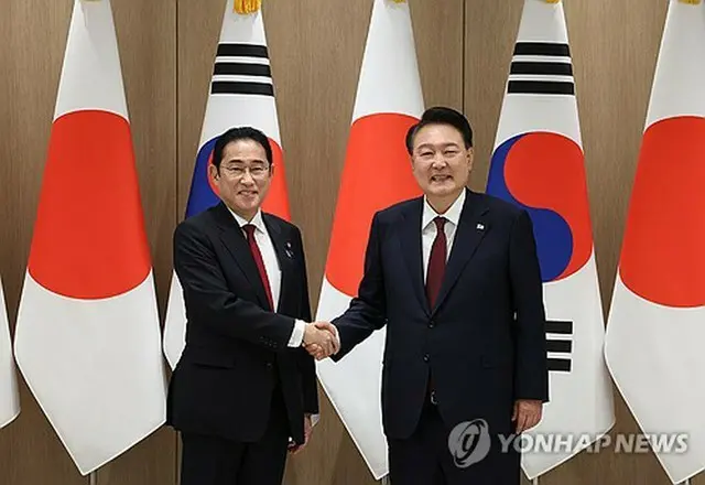 握手を交わす韓国の尹錫悦大統領（右）と日本の岸田文雄首相＝２６日、ソウル（聯合ニュース）