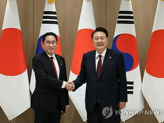 握手を交わす韓国の尹錫悦大統領（右）と日本の岸田文雄首相＝２６日、ソウル（聯合ニュース）