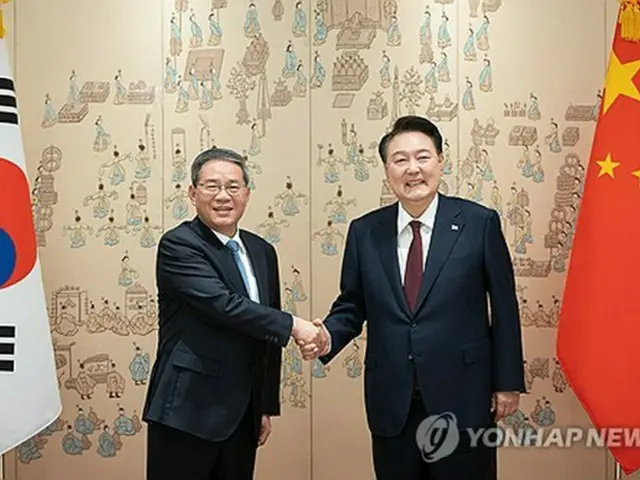 会談で握手を交わす韓国の尹錫悦大統領（右）と中国の李強首相（大統領室提供）＝２６日、ソウル（聯合ニュース）