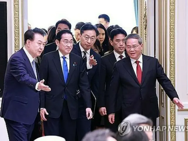 青瓦台（旧大統領府）で開かれた韓中日首脳会談に出席するため、会場に入る（左から）韓国の尹錫悦大統領、日本の岸田文雄首相、中国の李強首相＝２７日、ソウル（聯合ニュース）