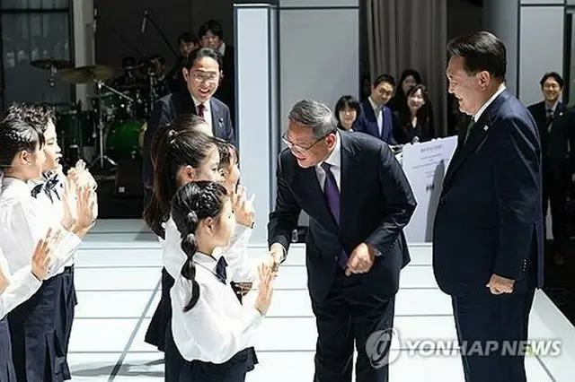 ソウルの国立現代美術館で２６日に開かれた韓中日首脳会談の歓迎夕食会に出席した（右から）韓国の尹錫悦大統領、中国の李強首相、日本の岸田文雄首相（大統領室提供）＝（聯合ニュース）≪転載・転用禁止≫