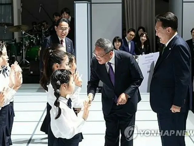 ソウルの国立現代美術館で２６日に開かれた韓中日首脳会談の歓迎夕食会に出席した（右から）韓国の尹錫悦大統領、中国の李強首相、日本の岸田文雄首相（大統領室提供）＝（聯合ニュース）≪転載・転用禁止≫