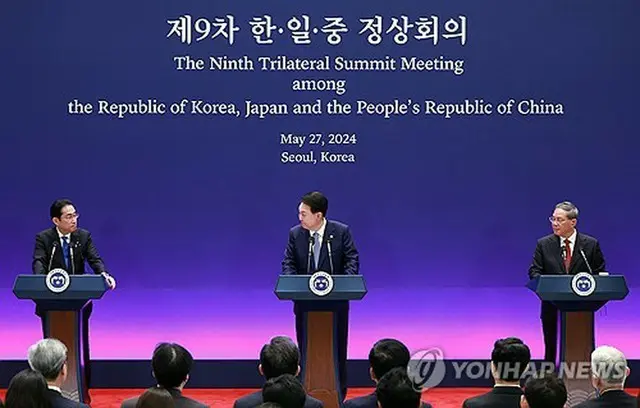 会談後、共同記者会見を行う韓国の尹錫悦（ユン・ソクヨル）大統領（中央）、中国の李強首相（右）、日本の岸田文雄首相＝２７日、ソウル（聯合ニュース）