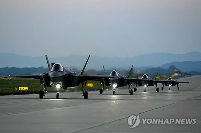 韓国軍のＦ３５Ａの編隊（空軍提供）＝（聯合ニュース）≪転載・転用禁止≫