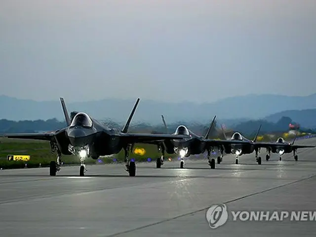 韓国軍のＦ３５Ａの編隊（空軍提供）＝（聯合ニュース）≪転載・転用禁止≫