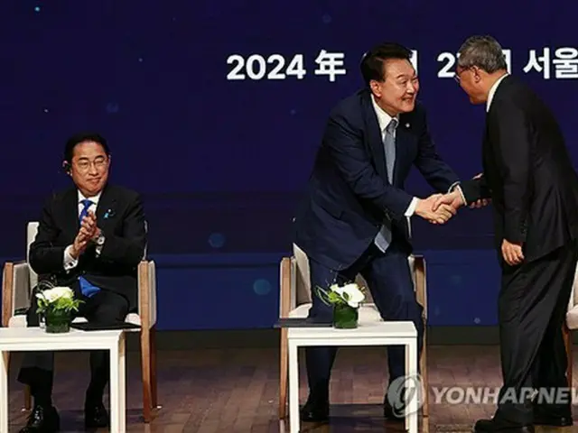 ビジネスサミットに出席した韓国の尹錫悦大統領（中央）と中国の李強首相（右）＝２７日、ソウル（聯合ニュース）