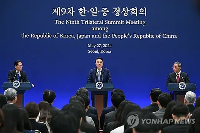 ソウルの青瓦台（旧大統領府）迎賓館で３カ国首脳会談の共同記者会見を行う韓国の尹錫悦大統領（中央）、中国の李強首相（右）、日本の岸田文雄首相（大統領室提供）＝（聯合ニュース）≪転載・転用禁止≫