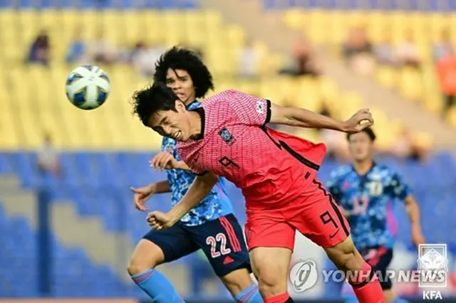 ２０２２年６月に行われたサッカー男子のＵ―２３（２３歳以下）アジア・カップ準々決勝の韓国対日本の試合でヘディングシュートする呉世勲（大韓サッカー協会提供）＝（聯合ニュース）≪転載・転用禁止≫