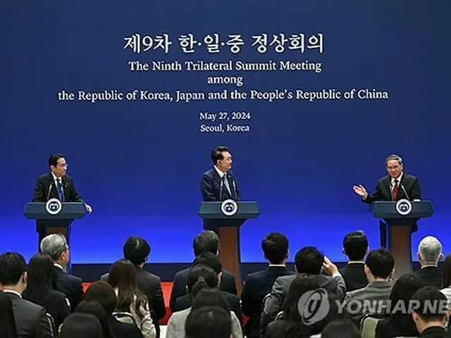 ソウルの青瓦台（旧大統領府）迎賓館で３カ国首脳会談の共同記者会見を行う韓国の尹錫悦（ユン・ソクヨル）大統領（中央）、中国の李強首相（右）、日本の岸田文雄首相（大統領室提供）＝（聯合ニュース）≪転載・転用禁止≫