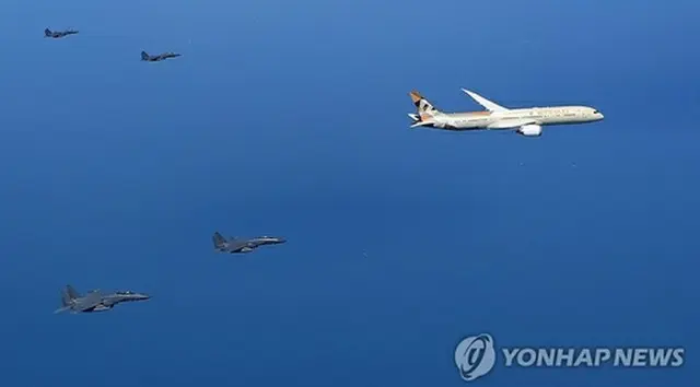 韓国防空識別圏（ＫＡＤＩＺ）に進入したＵＡＥの大統領機（右）と護衛する韓国空軍の戦闘機Ｆ１５K（大統領室提供）＝（聯合ニュース）≪転載・転用禁止≫