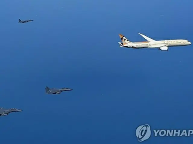 韓国防空識別圏（ＫＡＤＩＺ）に進入したＵＡＥの大統領機（右）と護衛する韓国空軍の戦闘機Ｆ１５K（大統領室提供）＝（聯合ニュース）≪転載・転用禁止≫