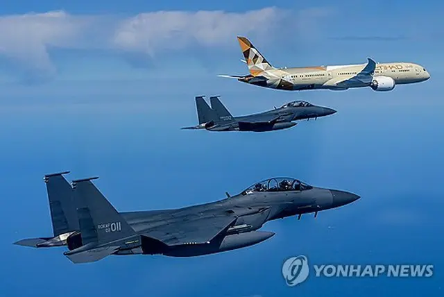 ムハンマド大統領を乗せたＵＡＥの大統領機（右上）と護衛する韓国空軍の戦闘機Ｆ１５K（大統領室提供）＝（聯合ニュース）≪転載・転用禁止≫