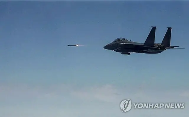 ミサイルを発射したＦ１５Ｋ（韓国空軍提供）＝（聯合ニュース）≪転載・転用禁止≫