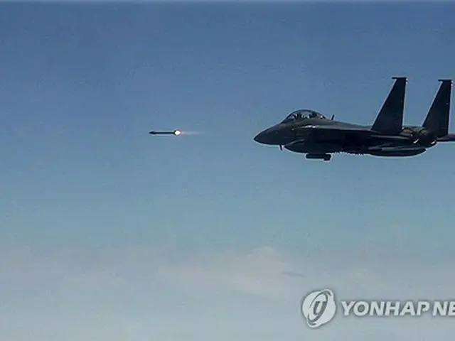 ミサイルを発射したＦ１５Ｋ（韓国空軍提供）＝（聯合ニュース）≪転載・転用禁止≫