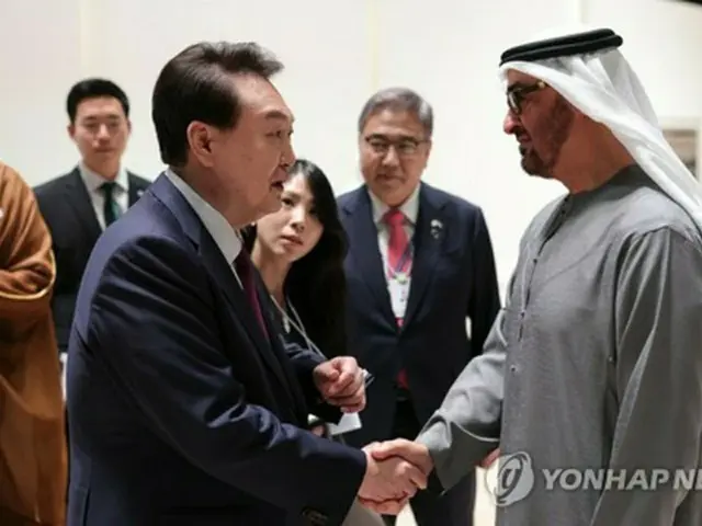 尹大統領は昨年１月、ＵＡＥを国賓として訪問した。握手を交わす尹大統領とムハンマド大統領（資料写真）＝（聯合ニュース）