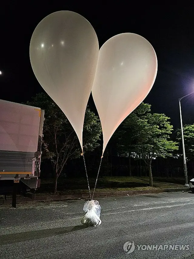 韓国中部・忠清南道で２９日に見つかった北朝鮮が飛ばしたとみられる風船（合同参謀本部提供）＝（聯合ニュース）≪転載・転用禁止≫