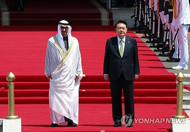 公式歓迎式に出席した尹錫悦（ユン・ソクヨル）大統領（右）とムハンマド大統領＝２９日、ソウル（聯合ニュース）