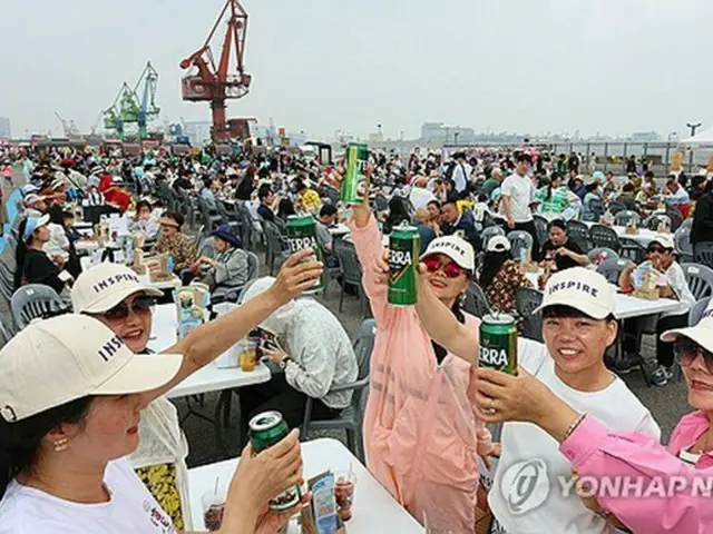 ２５日に仁川港で開催されたイベントで韓国ビールを楽しむ外国人観光客＝（聯合ニュース）