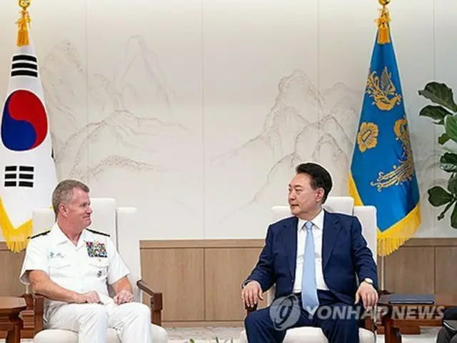 尹大統領（右）とパパロ司令官（大統領室提供）＝（聯合ニュース）≪転載・転用禁止≫