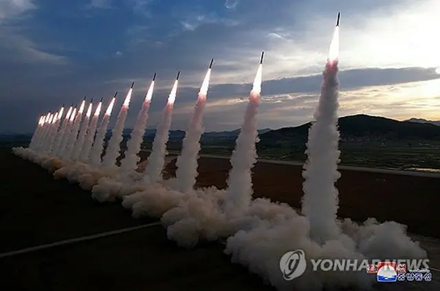 朝鮮中央通信は３１日、金正恩氏の指導の下、超大型放射砲を動員した「威力示威射撃」を３０日に実施したと伝えた＝（朝鮮中央通信＝聯合ニュース）≪転載・転用禁止≫