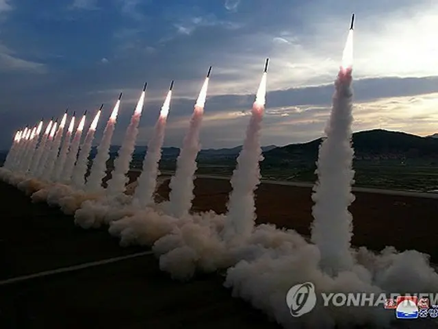 朝鮮中央通信は３１日、金正恩氏の指導の下、超大型放射砲を動員した「威力示威射撃」を３０日に実施したと伝えた＝（朝鮮中央通信＝聯合ニュース）≪転載・転用禁止≫