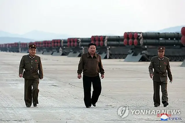 朝鮮中央通信は３１日、金正恩氏の指導の下、超大型放射砲を動員した「威力示威射撃」を３０日に実施したと伝えた＝（朝鮮中央通信＝聯合ニュース）≪転載・転用禁止≫