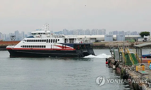 仁川港沿岸旅客ターミナルを出航する旅客船＝３０日、仁川（聯合ニュース）