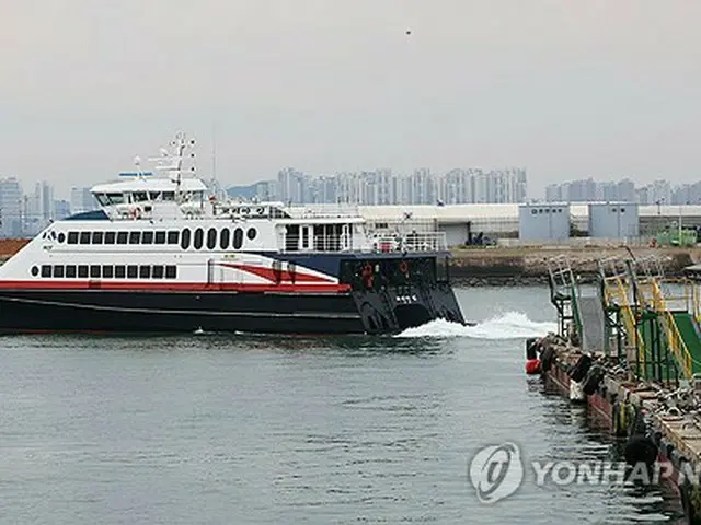 仁川港沿岸旅客ターミナルを出航する旅客船＝３０日、仁川（聯合ニュース）