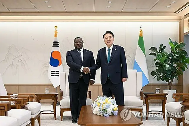 会談で握手を交わす韓国の尹大統領（右）とシエラレオネのビオ大統領（大統領室提供）＝（聯合ニュース）≪転載・転用禁止≫