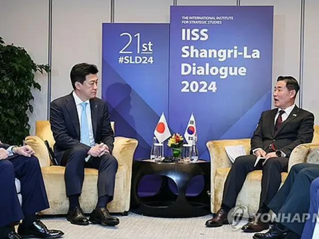 会談する申国防部長官（右）と木原防衛相＝１日、シンガポール（聯合ニュース）