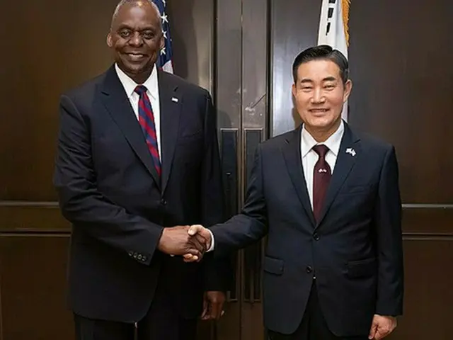 韓国の申源湜国防部長官（右）は２日、シャングリラ会合が開かれているシンガポールで米国のオースティン国防長官と会談した（国防部提供）＝（聯合ニュース）